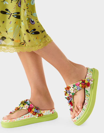 Betsey Johnson KAMMERON NATURAL FLORAL MULTI Women's Slip-On Footbed Floral Sandal
