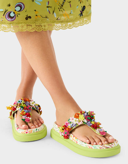 Betsey Johnson KAMMERON NATURAL FLORAL MULTI Women's Slip-On Footbed Floral Sandal